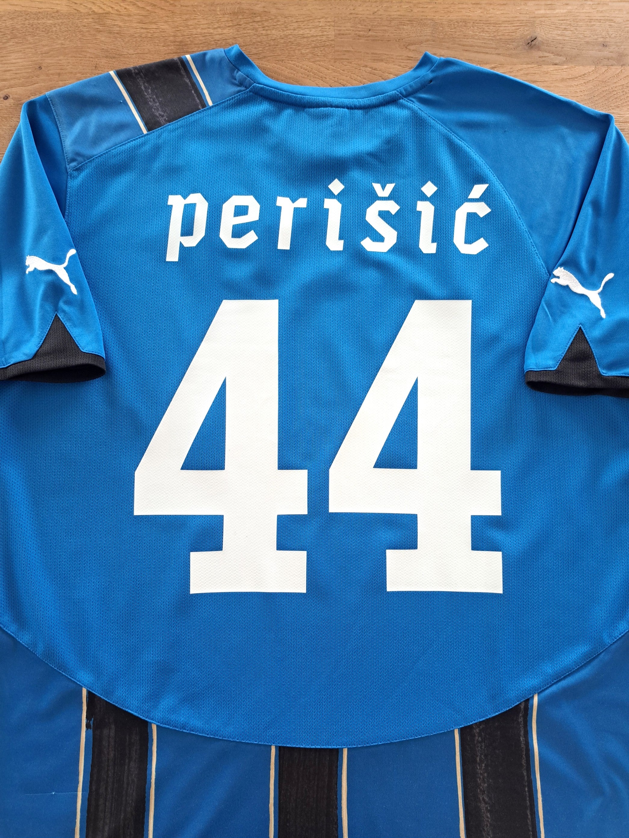 2010/11 Club Brugge Home Football Shirt Perišić #44