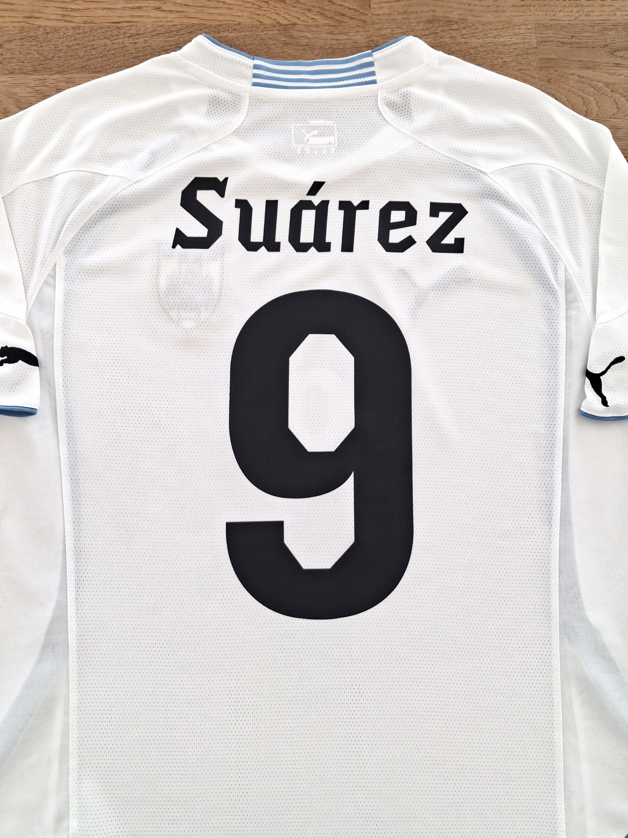 2010/11 Uruguay Away Football Shirt Suárez #9