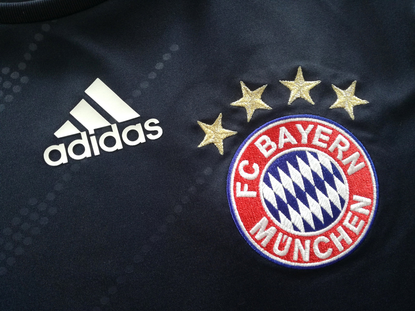 2008/09 Bayern Munich Away Formotion Football Shirt. (S)