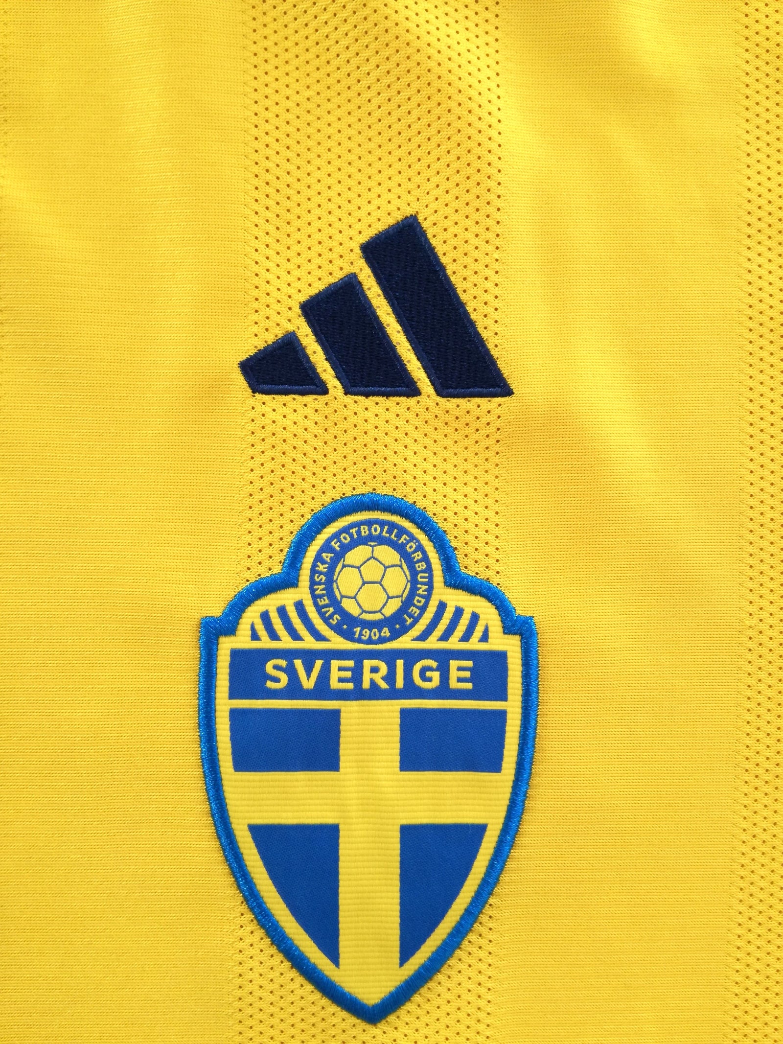 2022/23 Sweden Home Football Shirt (XL)