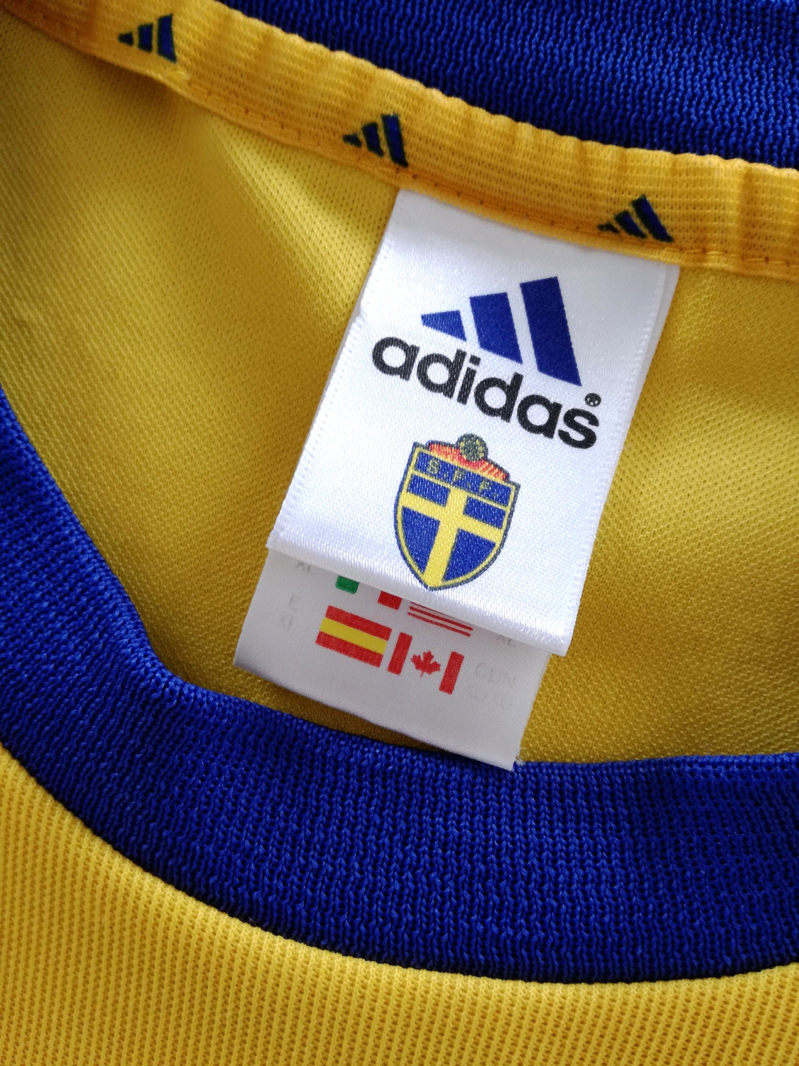 2002/03 Sweden Home Football Shirt (XL)