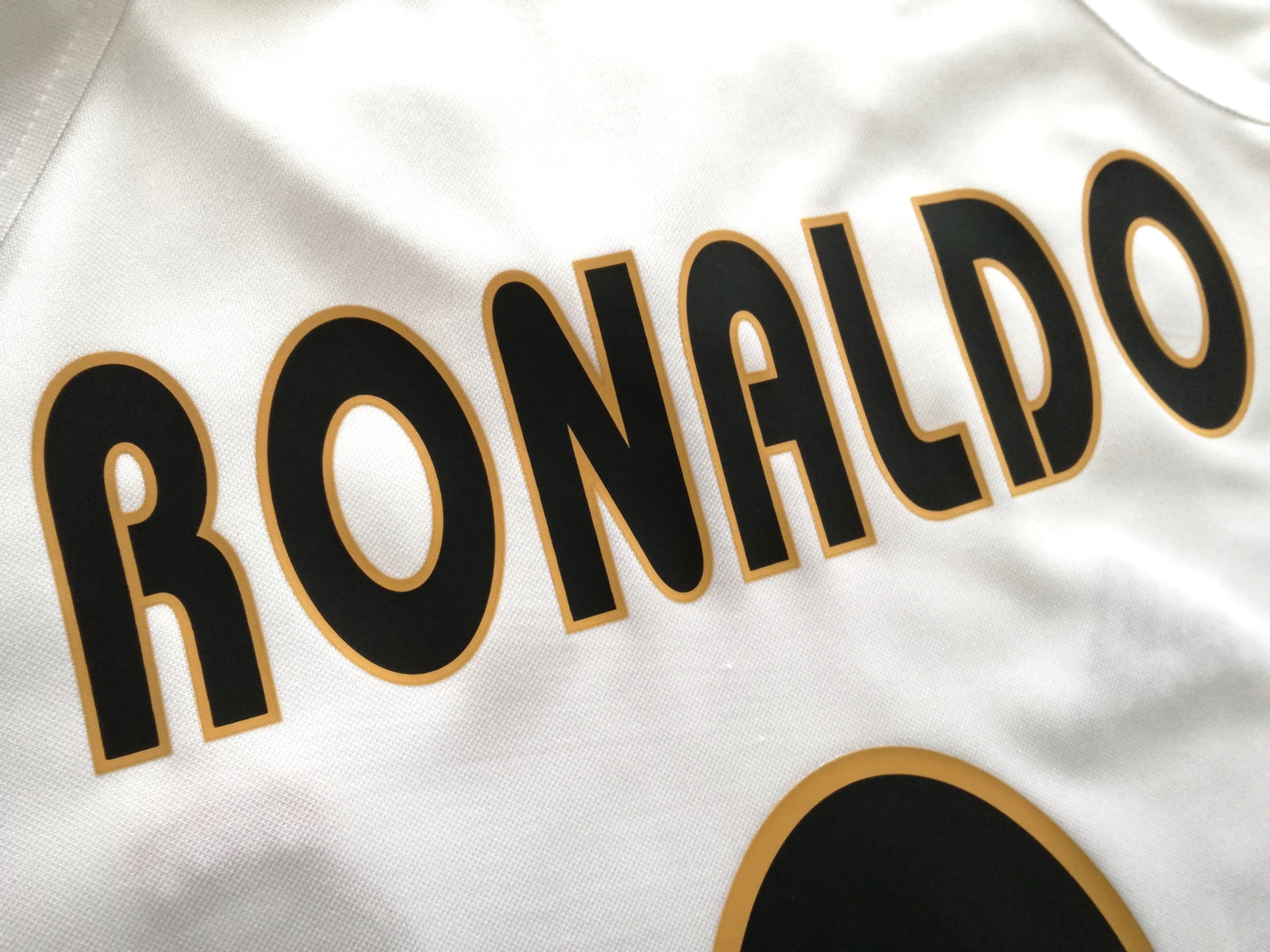 2004/05 Real Madrid Home La Liga Football Shirt Ronaldo #9 (M)