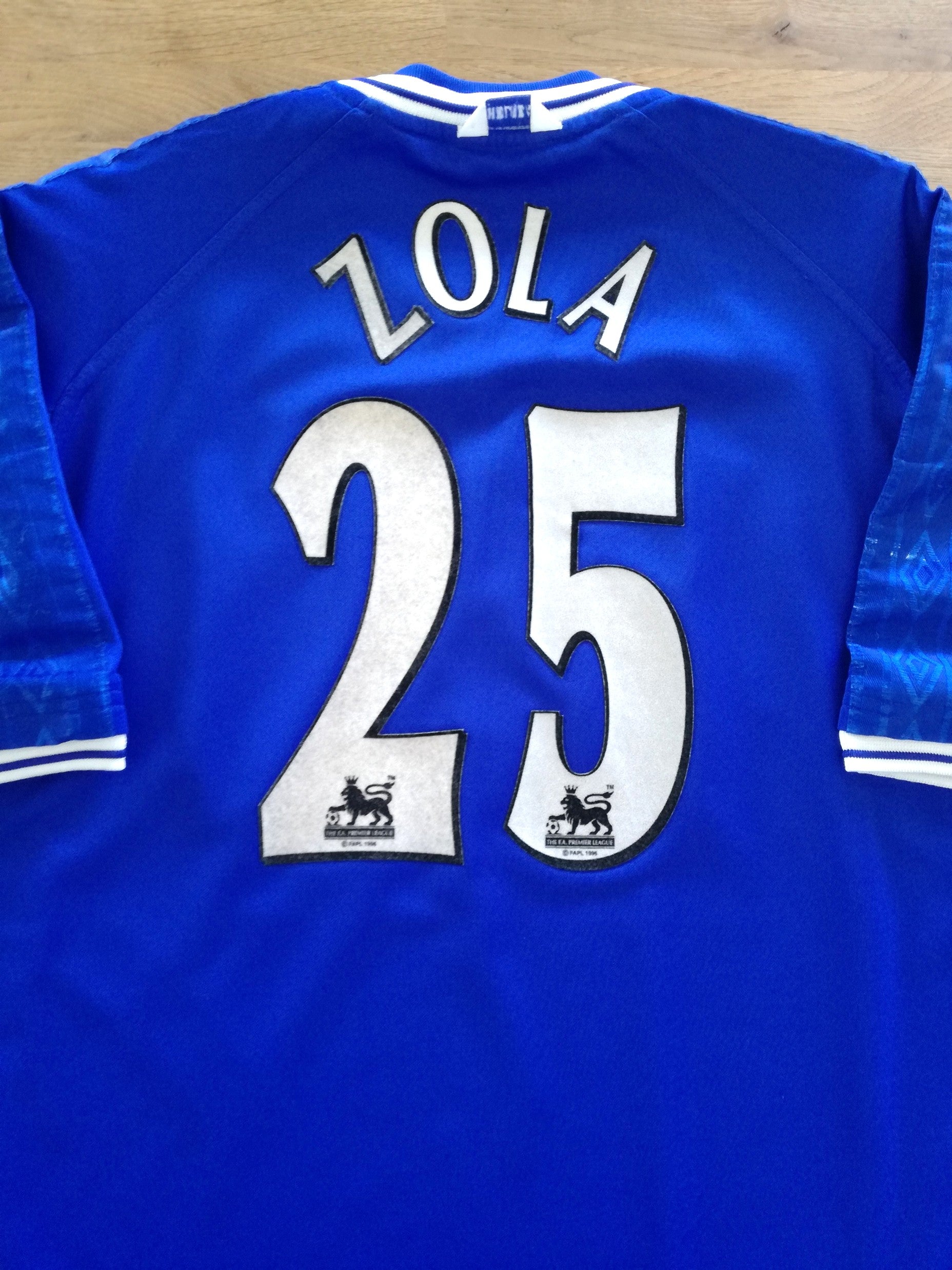 1999/00 Chelsea Home Premier League Football Shirt Zola #25