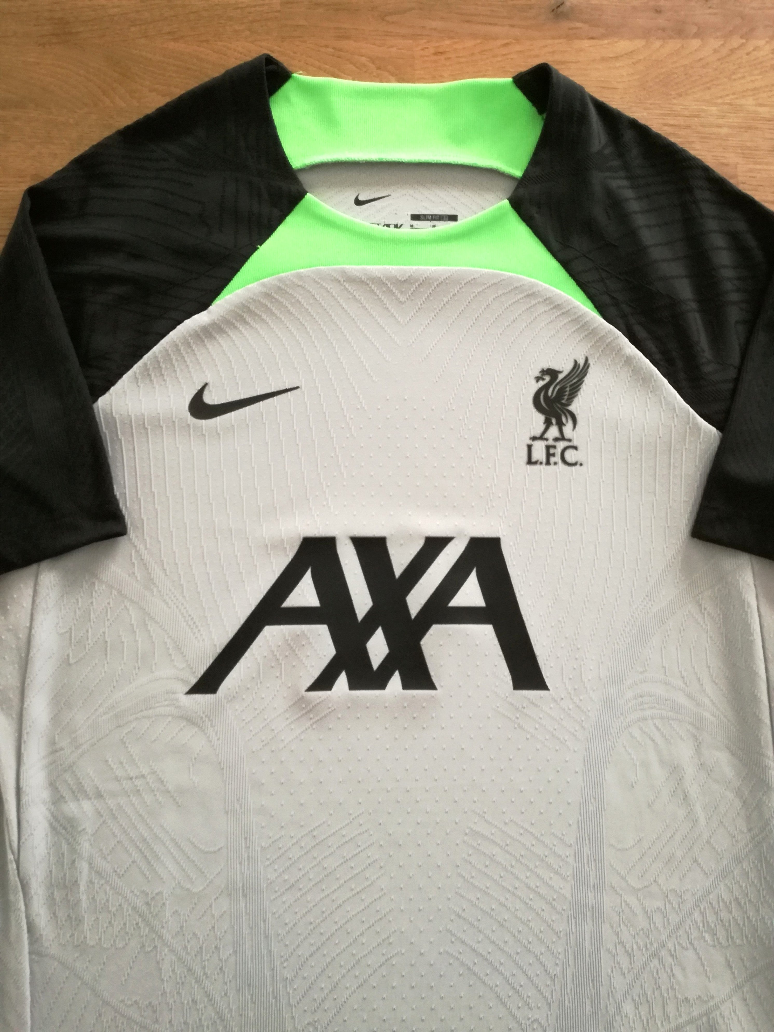2023/24 Liverpool Training Shirt (M)