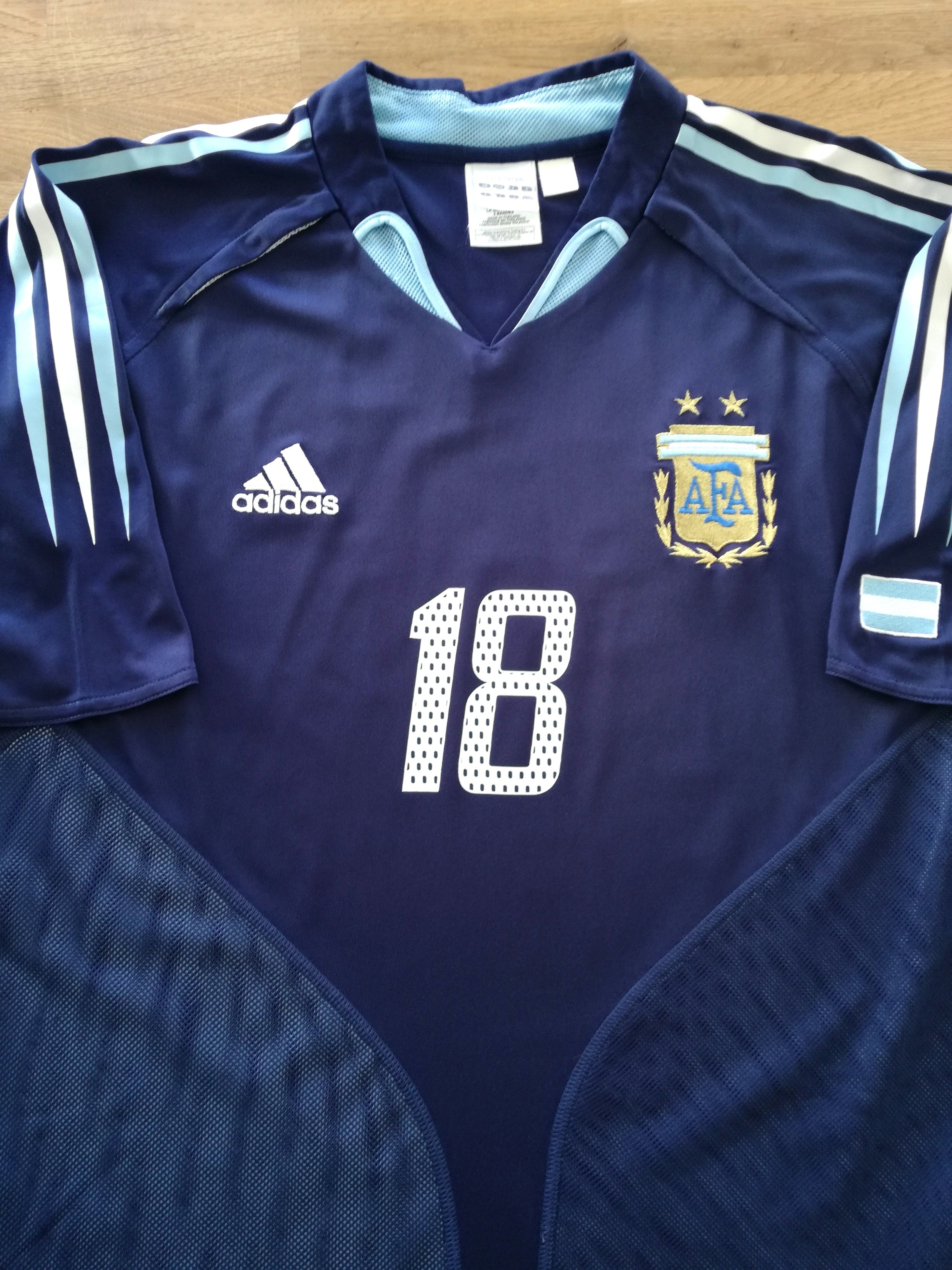 2004/05 Argentina Away Football Shirt Messi #18