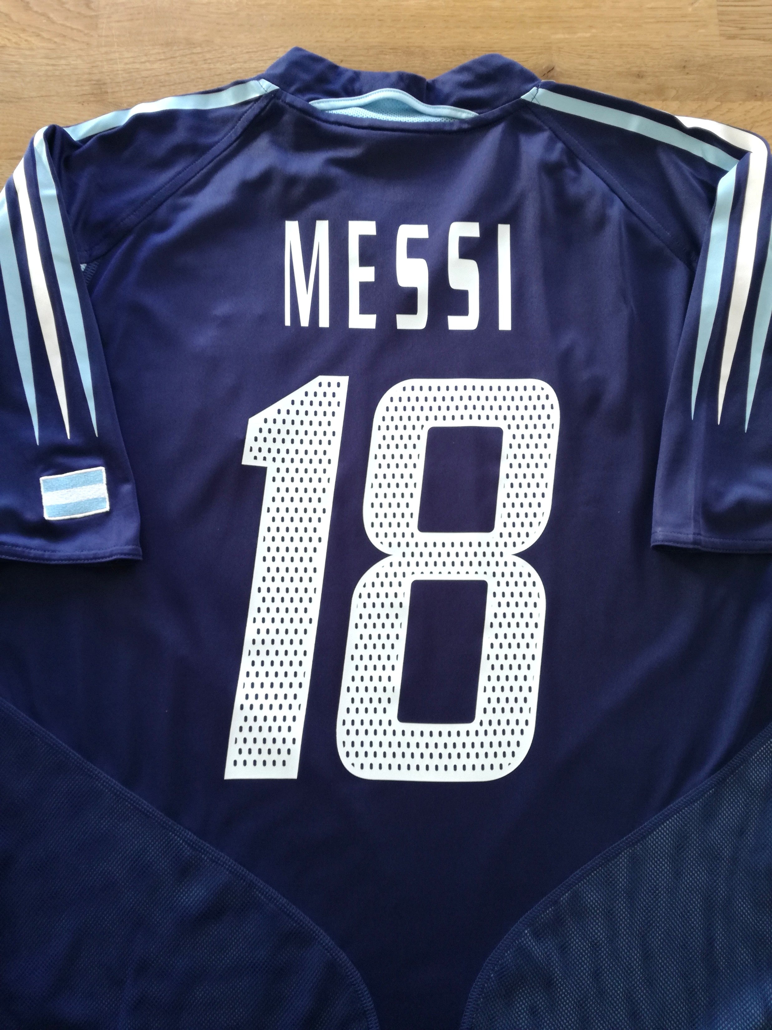 2004/05 Argentina Away Football Shirt Messi #18