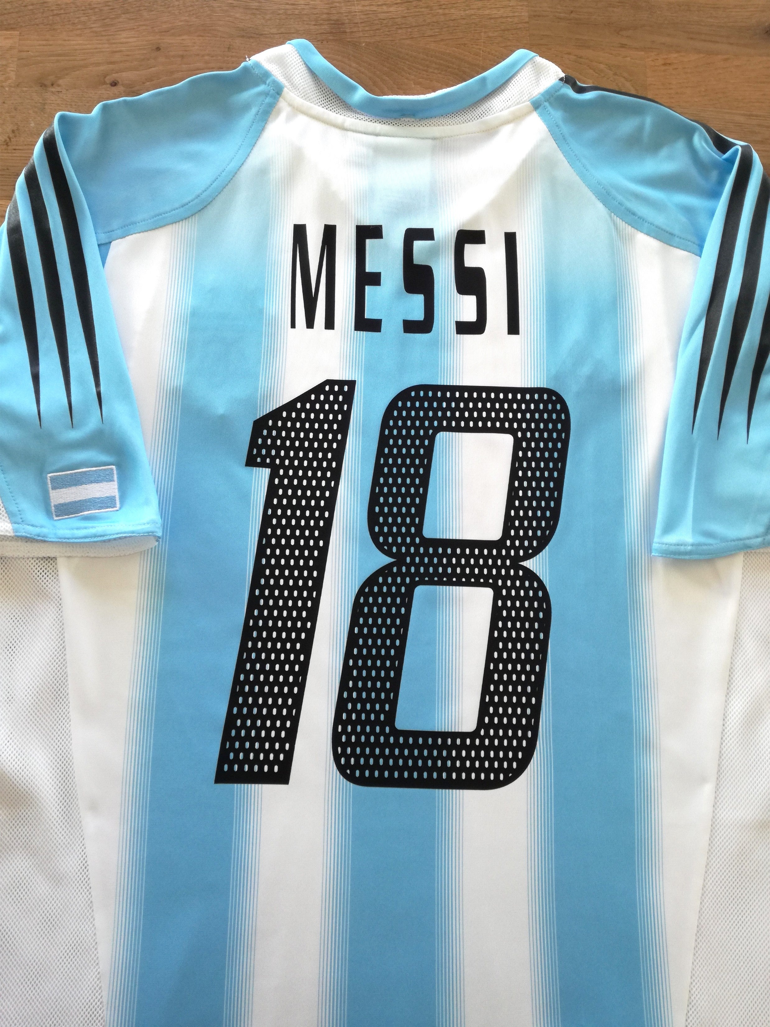 2004/05 Argentina Home Football Shirt Messi #18