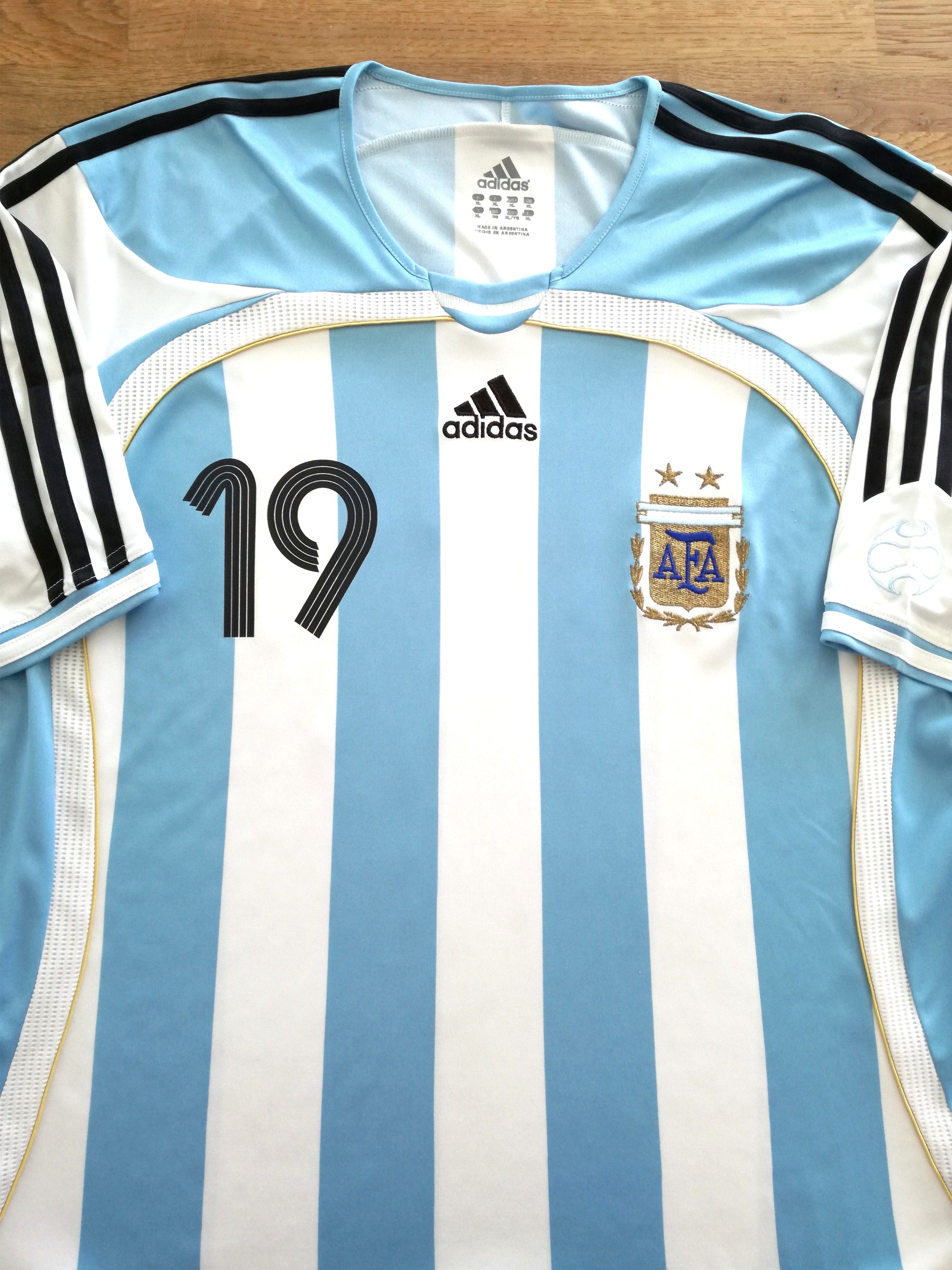 2005/06 Argentina Home Football Shirt Messi #19