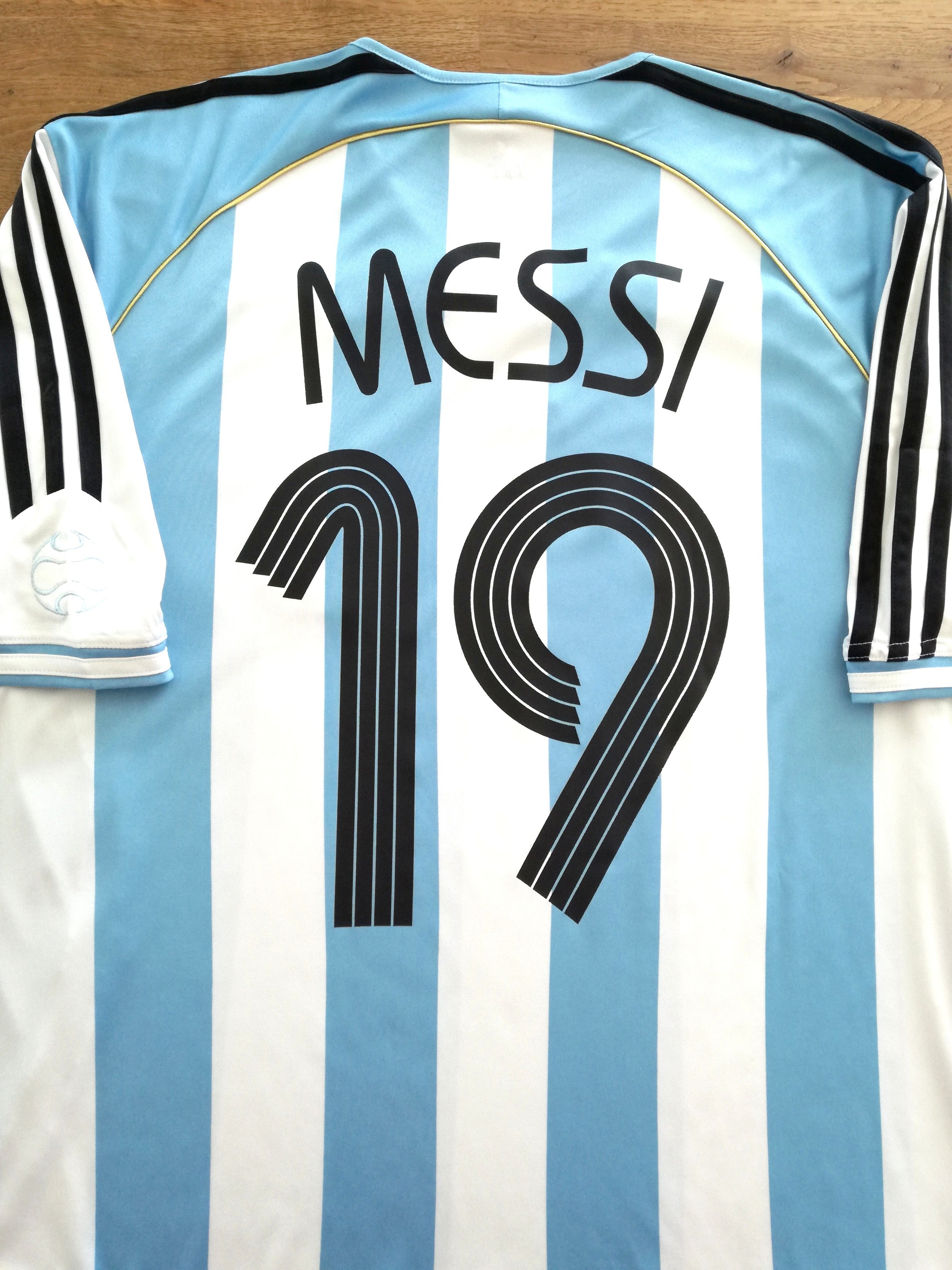 2005/06 Argentina Home Football Shirt Messi #19