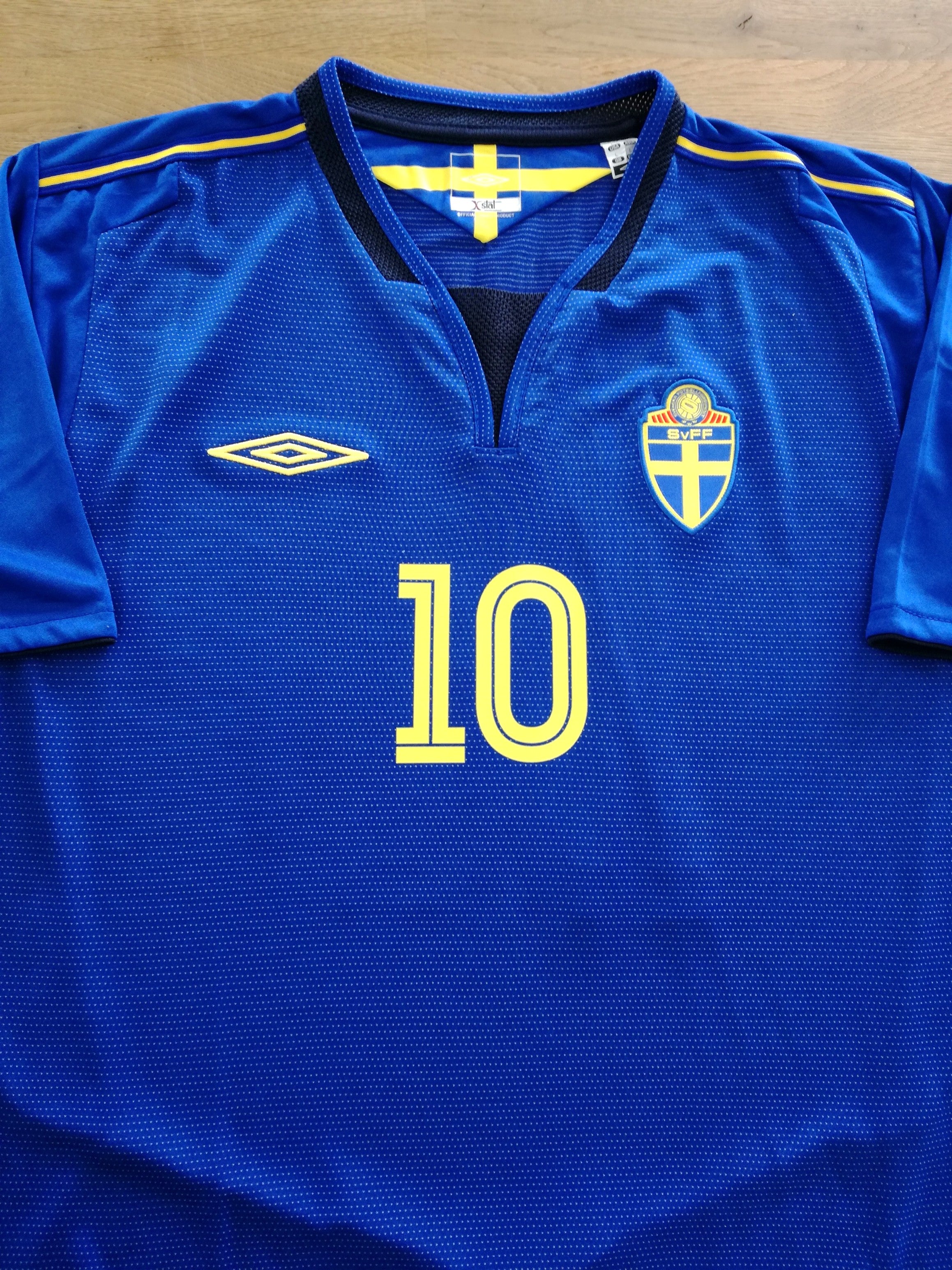 2004/05 Sweden Away Football Shirt Ibrahimović #10