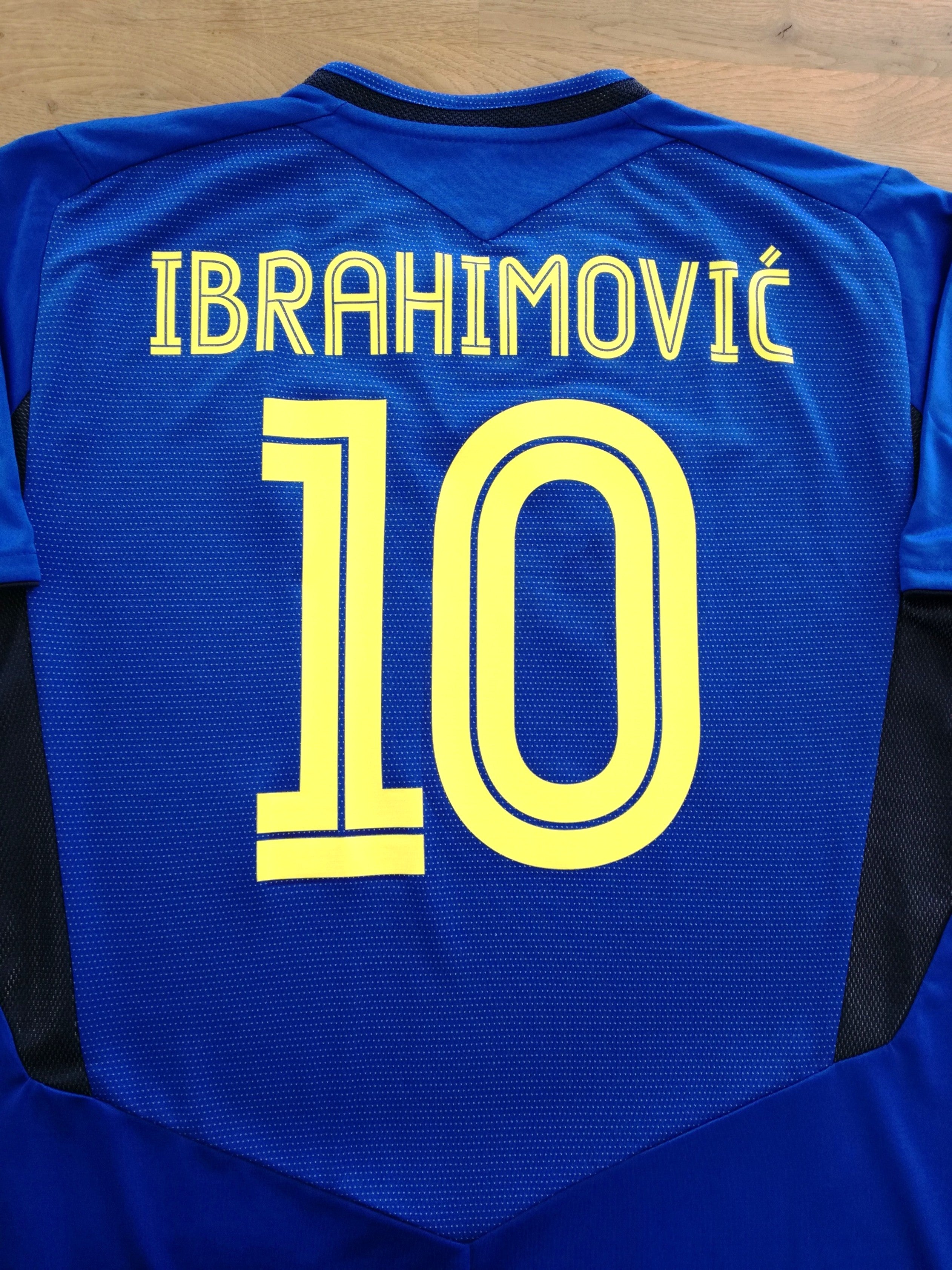 2004/05 Sweden Away Football Shirt Ibrahimović #10