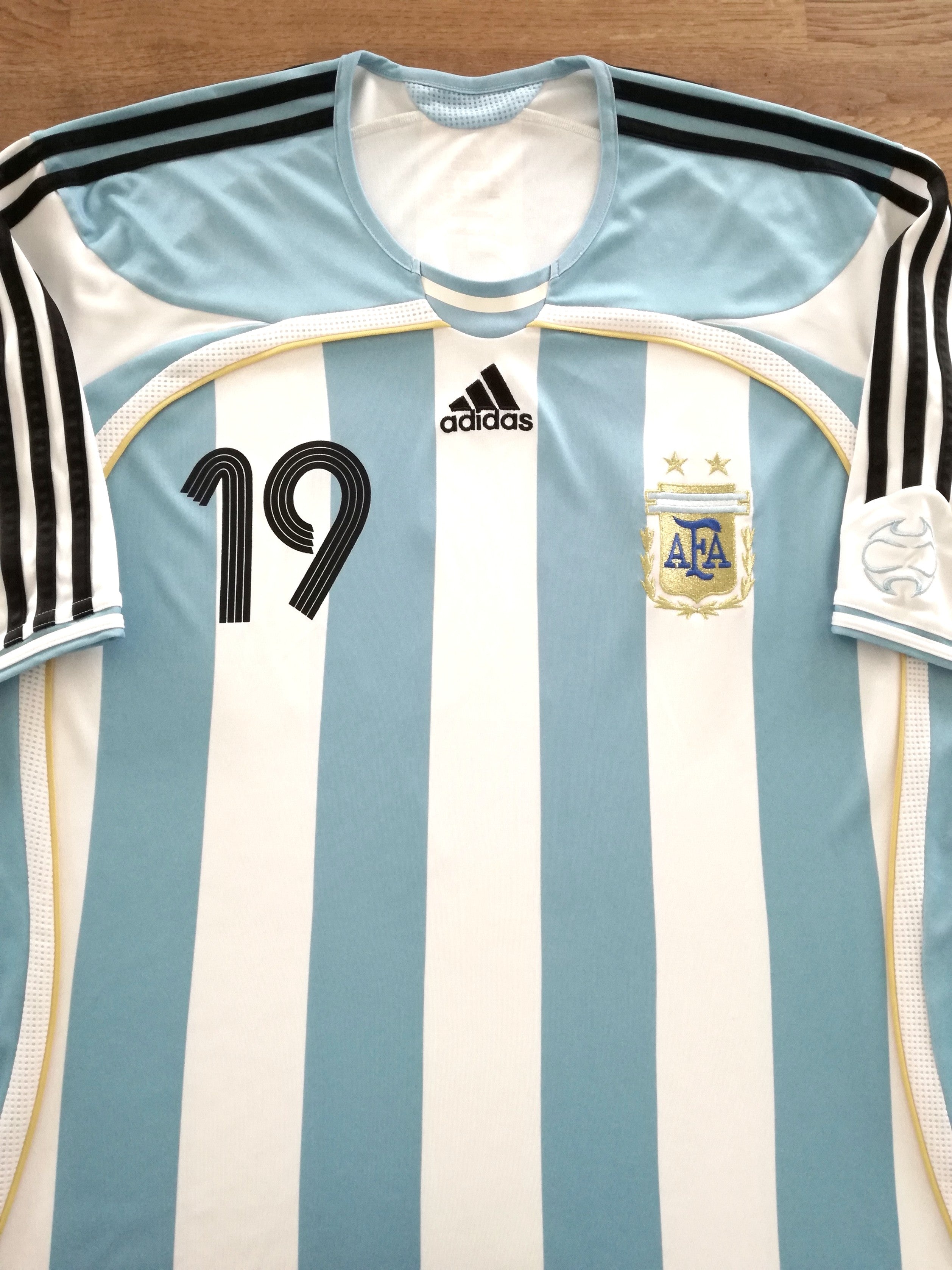 2005/06 Argentina Home Football Shirt Messi #19