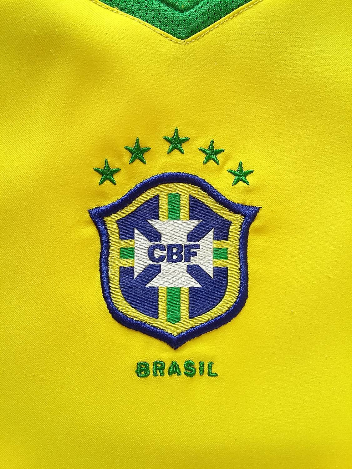 2004/05 Brazil Home Football Shirt (L)