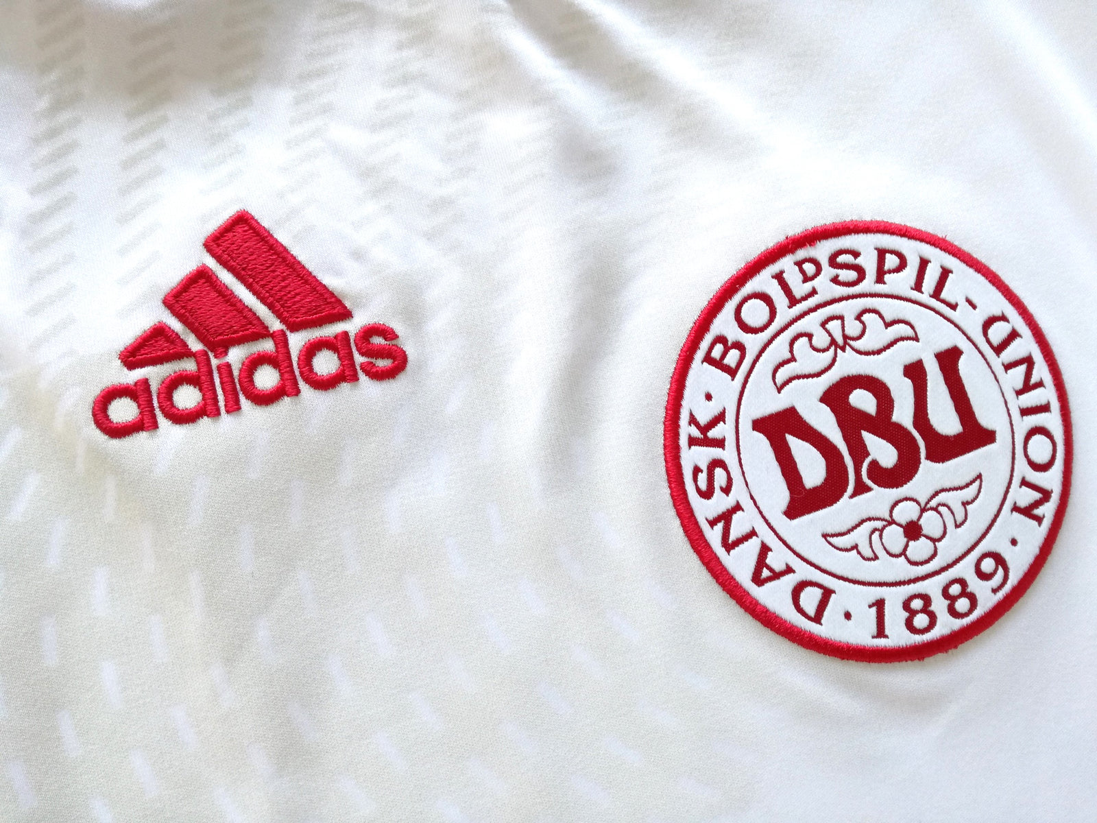 2010/11 Denmark Away Football Shirt (L)