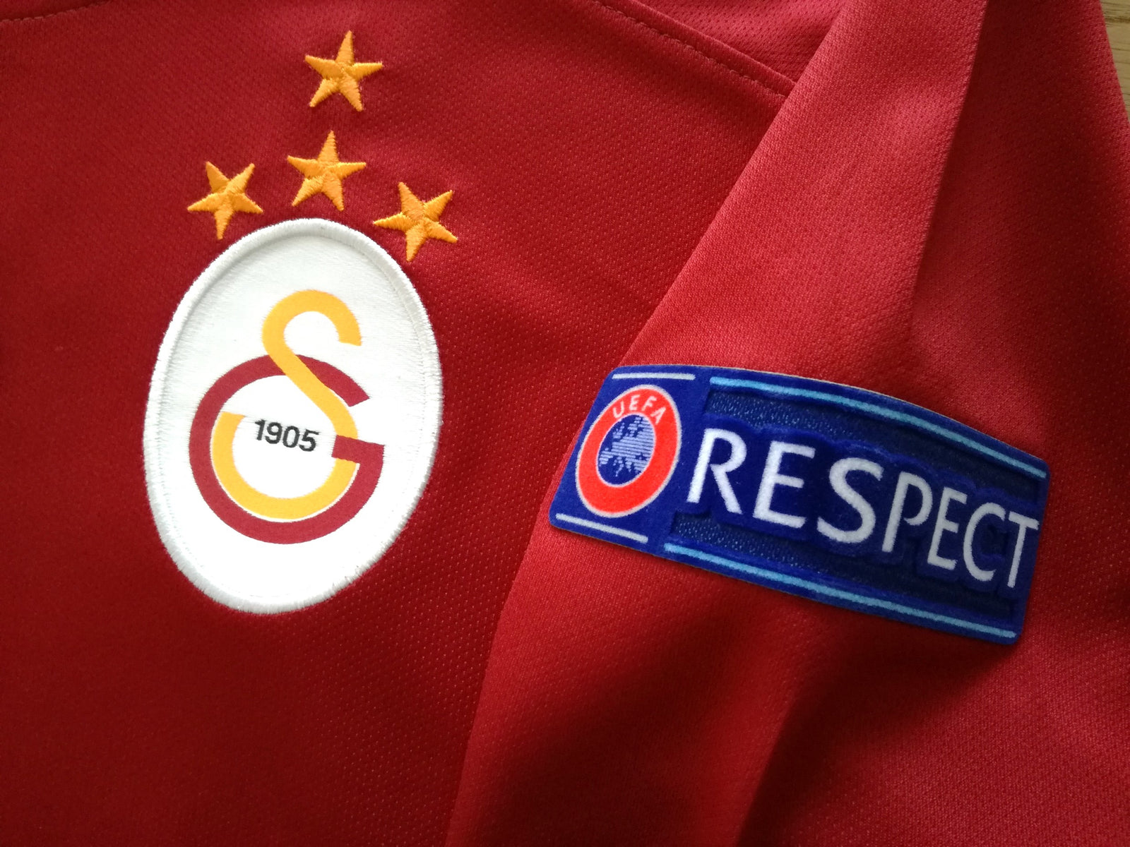 2015/16 Galatasaray Home Champions League Football Shirt Gümüş #18 (S)