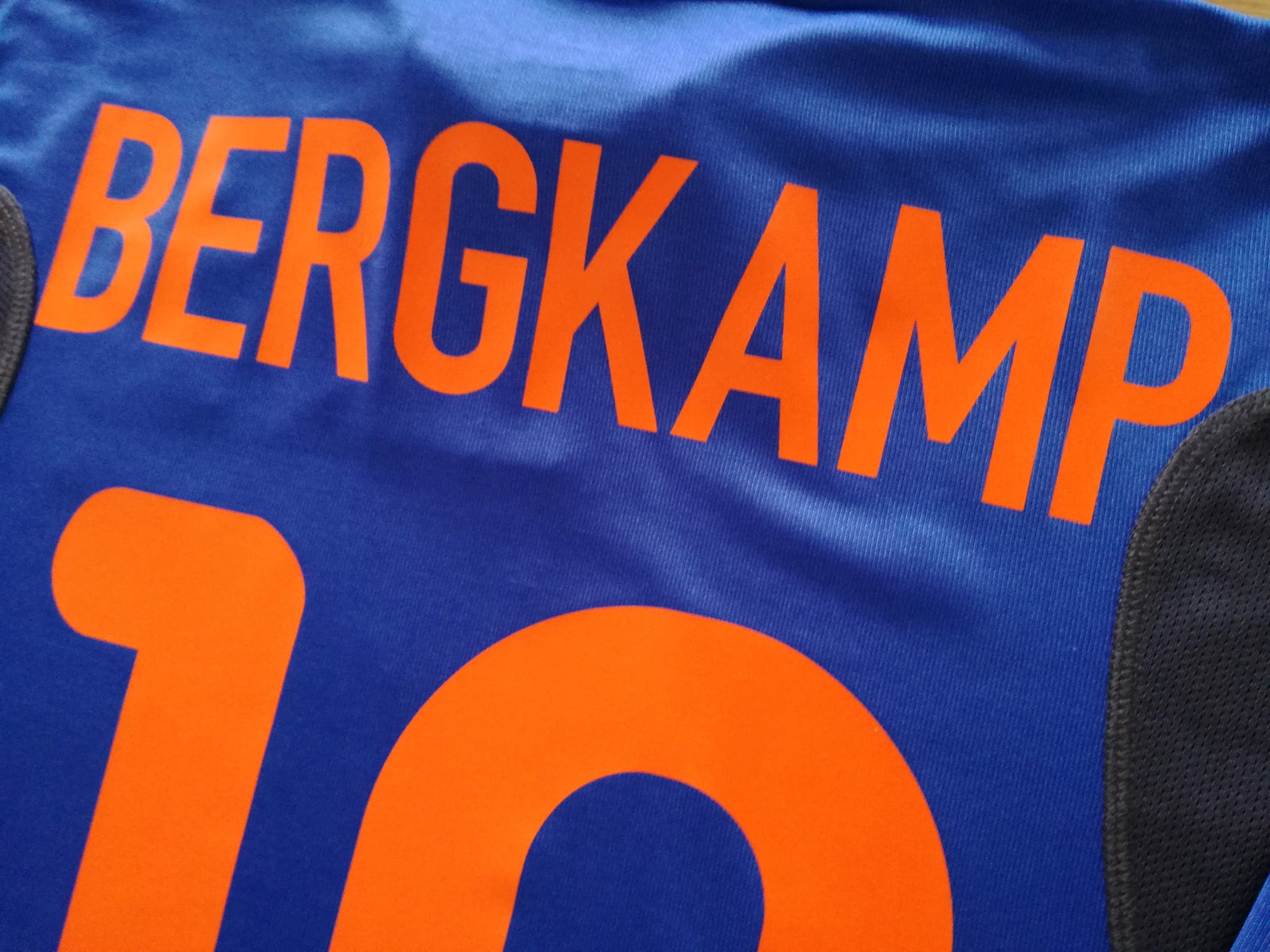 2000/01 Netherlands Away Football Shirt Bergkamp #10 (M)