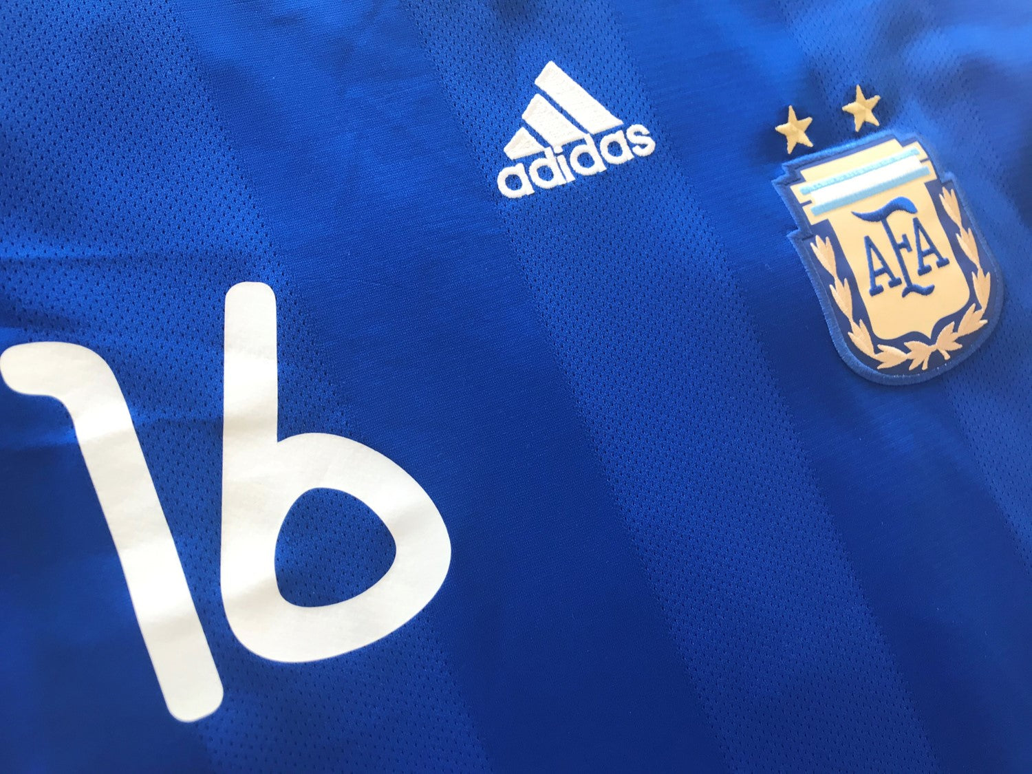 2010/11 Argentina Away Football Shirt Kun Agüero #16 (S)