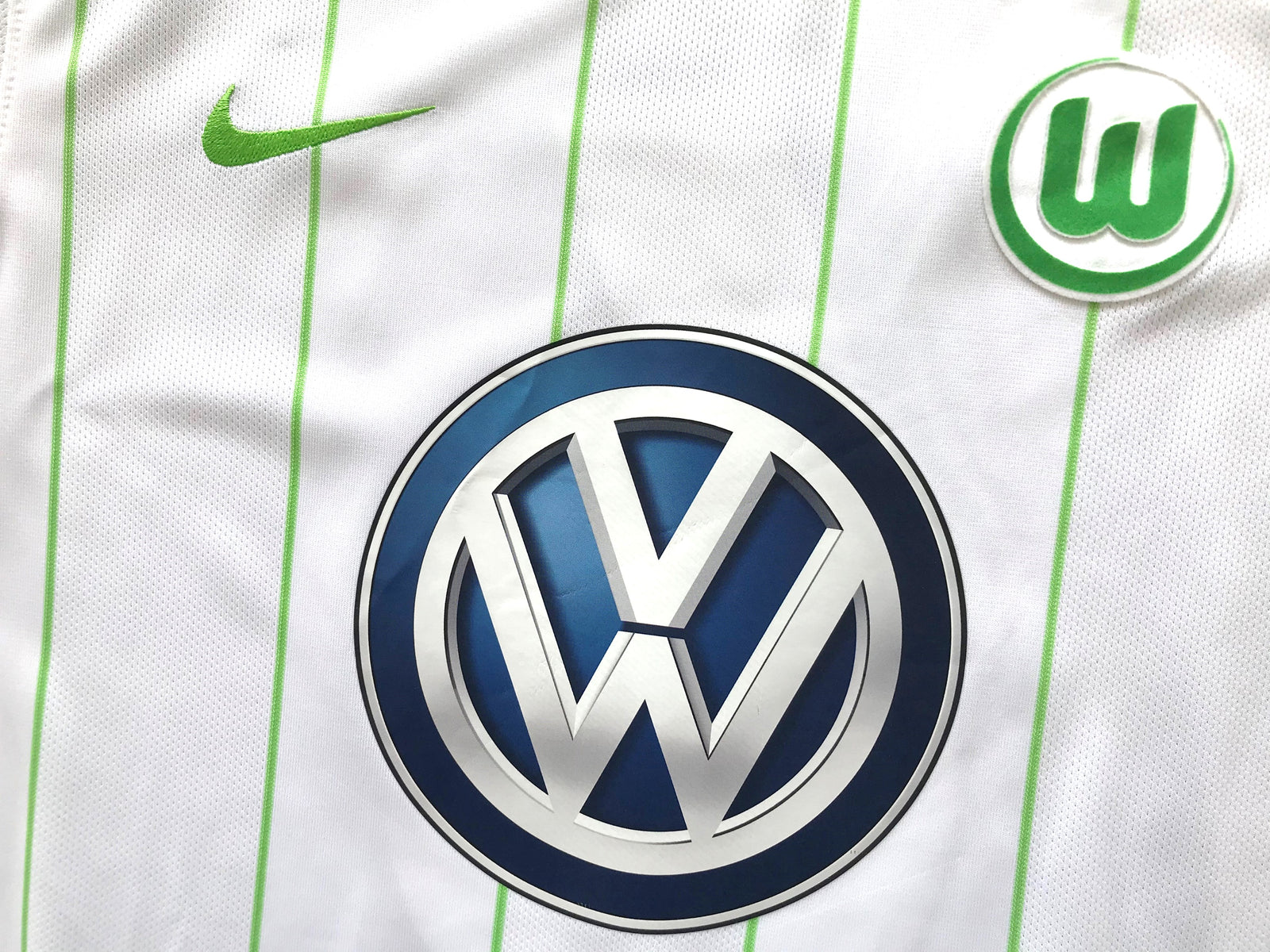 2016/17 Wolfsburg Away Football Shirt Bazoer #6 (S)